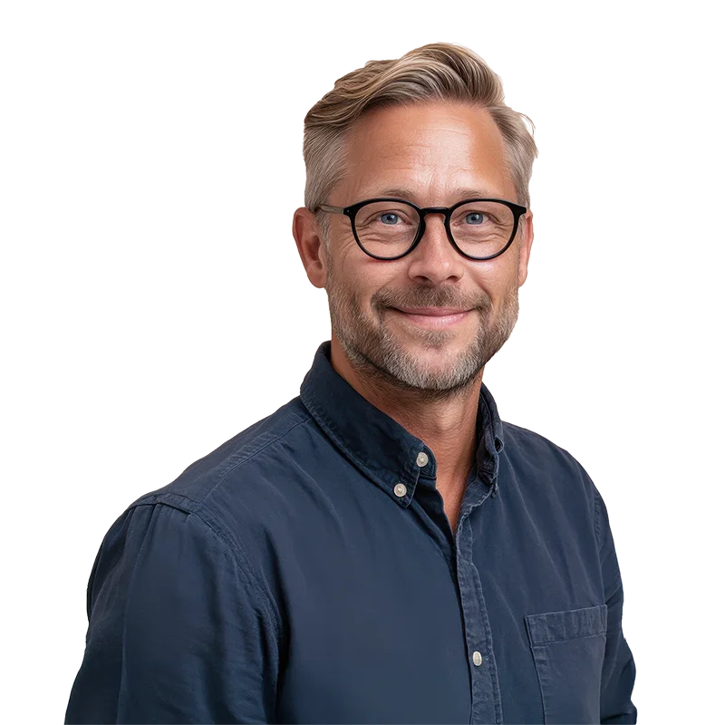 Leende man med glasögon